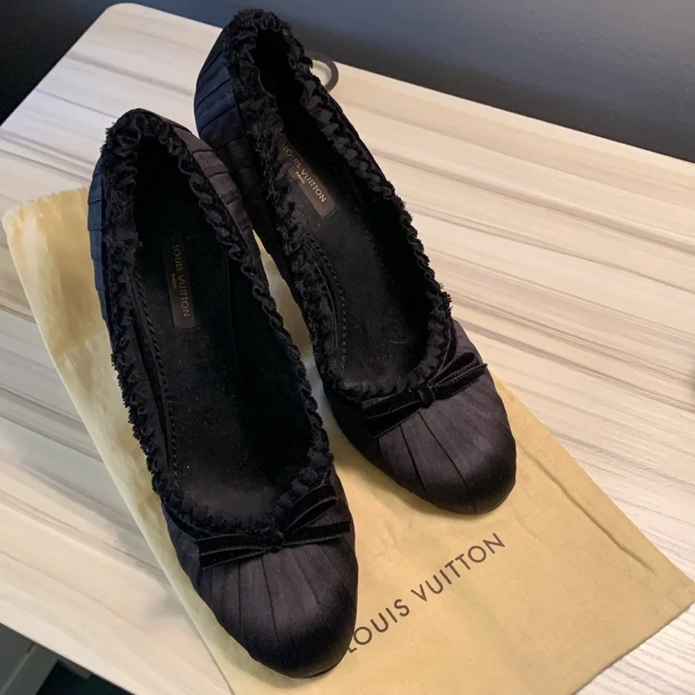 Louis Vuitton Black Pleated Satin Balmoral Pumps - Picture 3 of 11